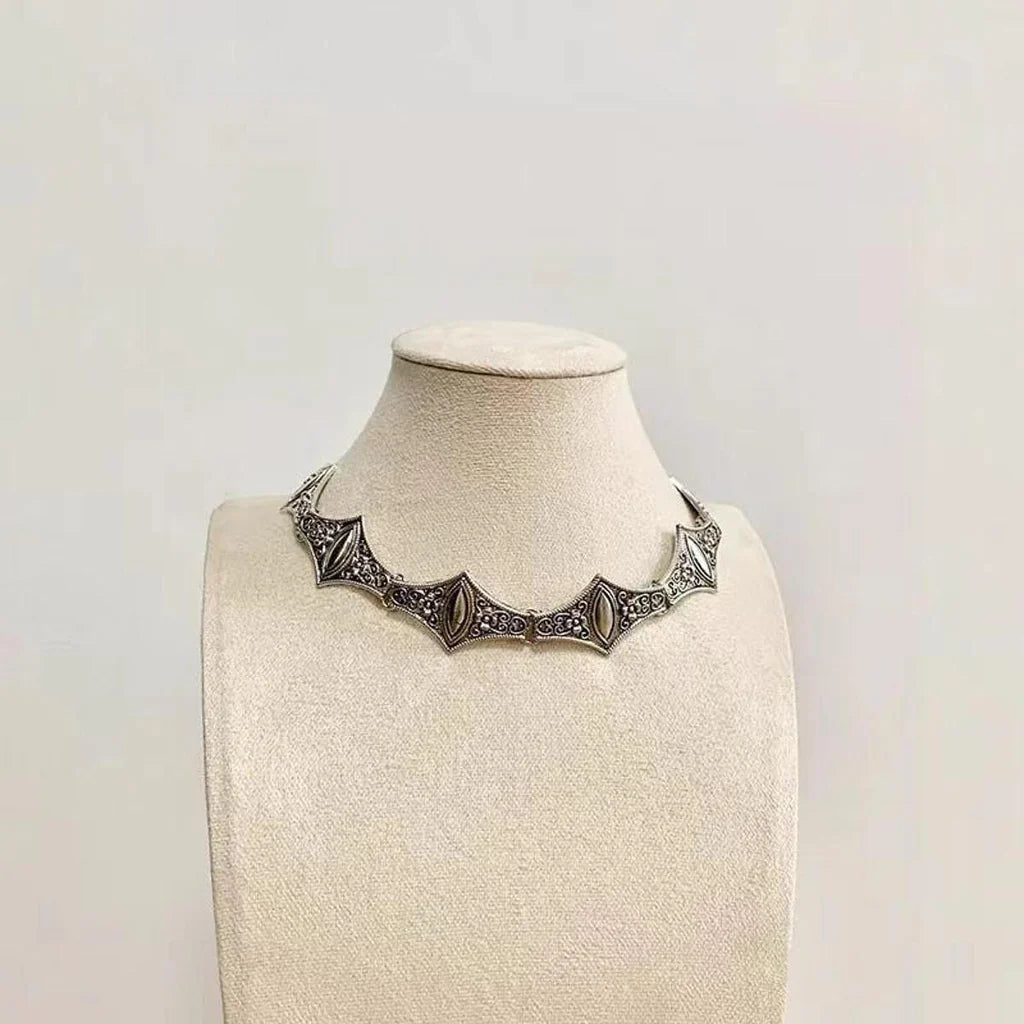 Collar Vintage Gargantilla Antigua Collar Gargantilla Vintage de Plata Antigua con Grabados Geométricos – Diseño UnisexGrabados Geométricos