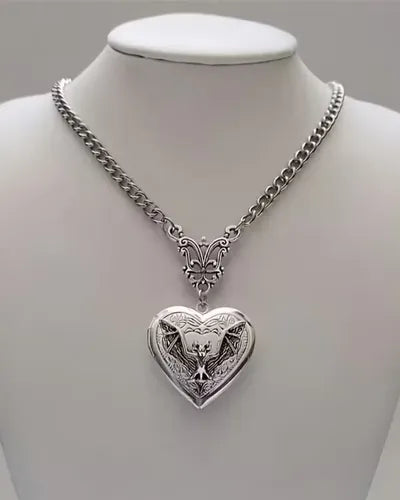 Collar Relicario Gótico Murciélago Corazón de Acero Inoxidable