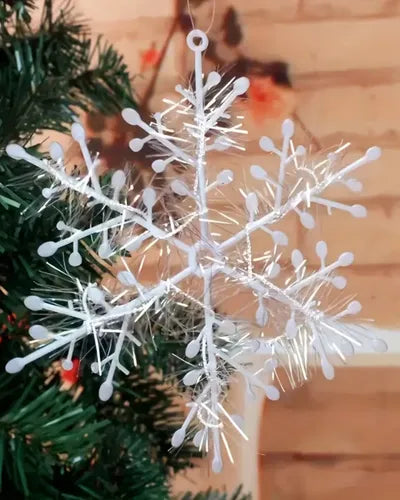 Set de 51 Copos de Nieve Navideños de Plástico Blanco en 3 Tamaños