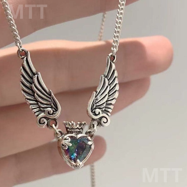 Collar dije de corazón tornasol plateado con alas de ángel y corona