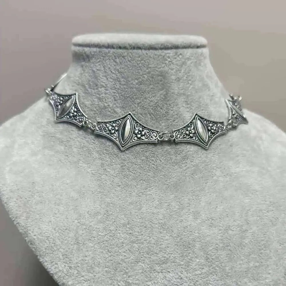 Collar Vintage Gargantilla Antigua Collar Gargantilla Vintage de Plata Antigua con Grabados Geométricos – Diseño UnisexGrabados Geométricos